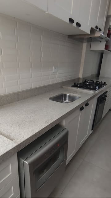 Bancada em granito claro em cozinha branca clássica
