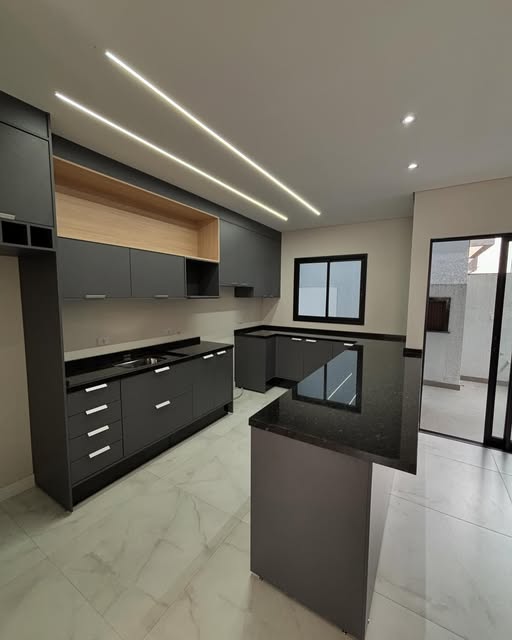 Cozinha planejada grafite com bancada preta e iluminação em LED